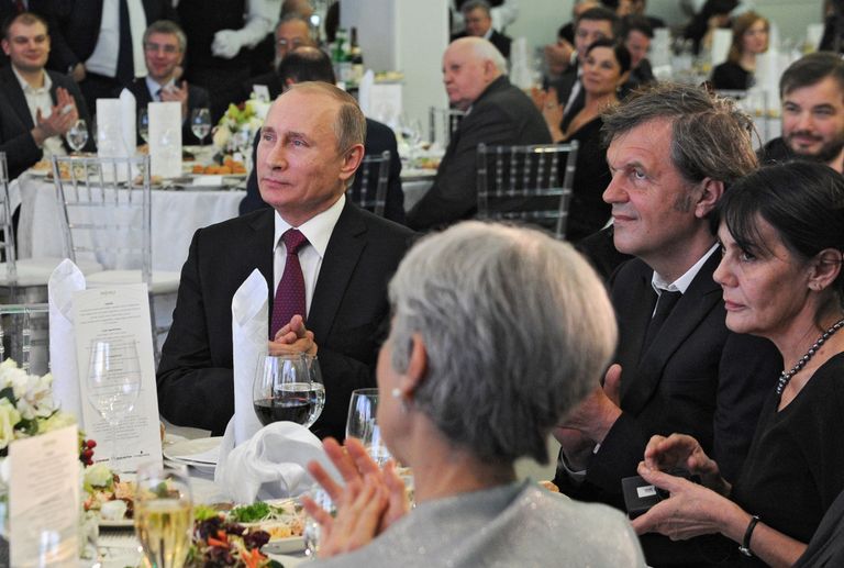 Президент России Владимир Путин и югославский и сербский кинорежиссер Эмир Кустурица на выставке, посвящённой 10-летию вещания Russia Today