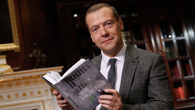 Председатель правительства РФ Дмитрий Медведев принимает участие в проекте ВГТРК Война и мир. Архивное фото Председатель правительства РФ Дмитрий Медведев принимает участие в проекте ВГТРК Война и мир. Архивное фото