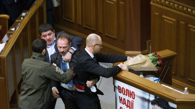 Премьер-министр Украины Арсений Яценюк и депутат от фракции Блок Петра Порошенко Олег Барна на заседании Верховной Рады Украины Премьер-министр Украины Арсений Яценюк и депутат от фракции Блок Петра Порошенко Олег Барна на заседании Верховной Рады Украины