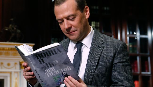 Премьер-министр РФ Д.Медведев принял участие в проекте ВГТРК Война и мир. Читаем роман. Архивное фото Премьер-министр РФ Д.Медведев принял участие в проекте ВГТРК Война и мир. Читаем роман. Архивное фото