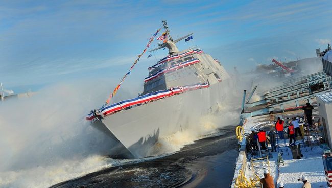 Спуск на воду американского боевого корабля Milwaukee, архивное фото Спуск на воду американского боевого корабля Milwaukee, архивное фото