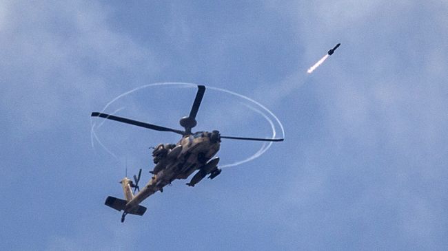 Вертолет Апач ВВС Израиля наносит ракетный удар по позициям палестинских боевиков в секторе Газа. Архивное фото Вертолет Апач ВВС Израиля наносит ракетный удар по позициям палестинских боевиков в секторе Газа. Архивное фото