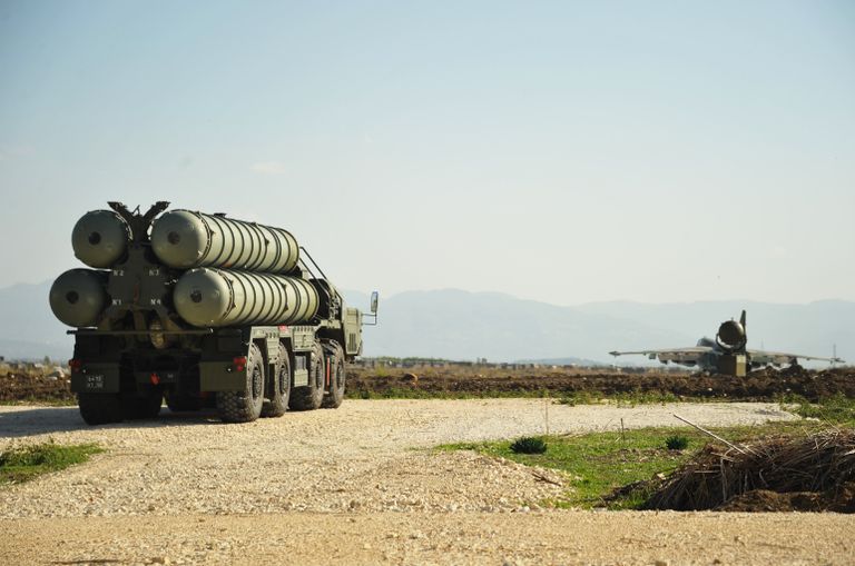 Зенитно-ракетный комплекс С-400 во время заступления на боевое дежурство на российской авиабазе Хмеймим Зенитно-ракетный комплекс С-400 во время заступления на боевое дежурство на российской авиабазе Хмеймим
