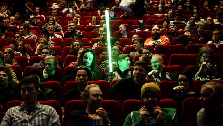 Зрители на премьере фильма Звездные войны: Пробуждение силы в Хельсинки Зрители на премьере фильма Звездные войны: Пробуждение силы в Хельсинки