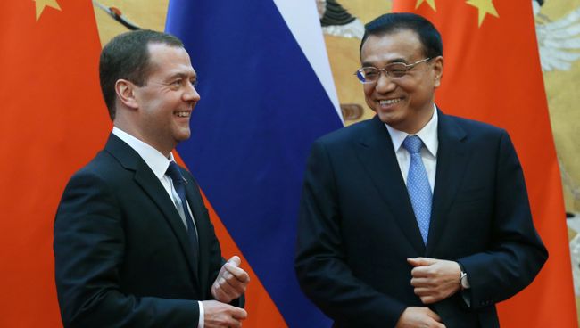 Председатель правительства РФ Дмитрий Медведев (слева) и премьер Государственного совета КНР Ли Кэцян. Архивное фото Председатель правительства РФ Дмитрий Медведев (слева) и премьер Государственного совета КНР Ли Кэцян. Архивное фото