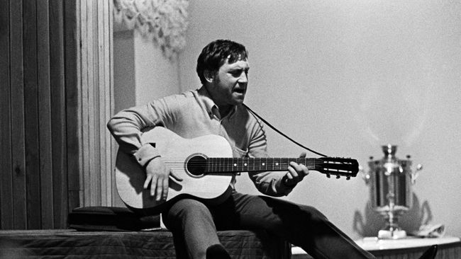 Владимир Высоцкий во время закрытия театрального сезона 1968 года в Театре драмы и комедии на Таганке. Москва, 1968 год Владимир Высоцкий во время закрытия театрального сезона 1968 года в Театре драмы и комедии на Таганке. Москва, 1968 год