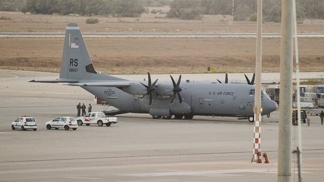 Американский военно-транспортный самолет C-130 Hercules в аэропорту Триполи, Ливия Американский военно-транспортный самолет C-130 Hercules в аэропорту Триполи, Ливия
