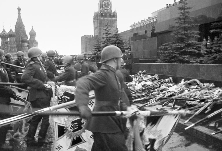 Знамена поверженных фашистских армий падают к стенам Кремля. Москва. 1945 год