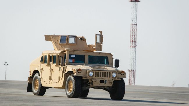 Американский бронированный автомобиль HMMWV. Архивное фото