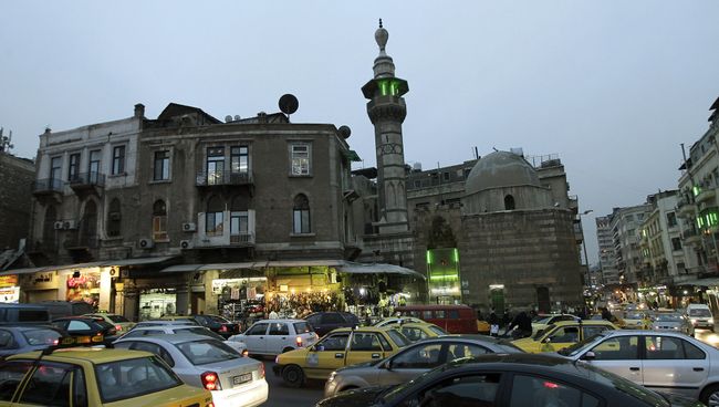 Автомобили в старой части Дамаска, Сирия. 2011 год Автомобили в старой части Дамаска, Сирия. 2011 год
