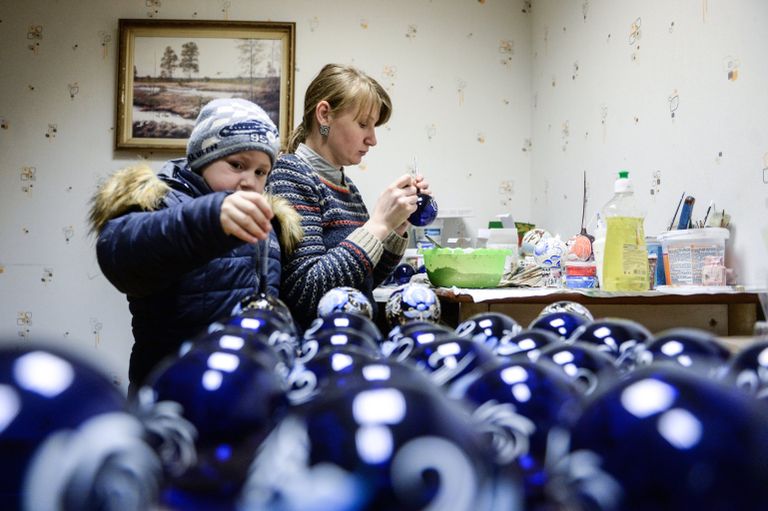 Художник расписывает ёлочные игрушки на предприятии Шаг за шагом в поселке Крестцы Новгородской области Художник расписывает ёлочные игрушки на предприятии Шаг за шагом в поселке Крестцы Новгородской области