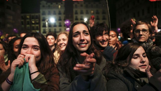 Сторонники Podemos реагируют на обращение лидера партии Пабло Иглесиаса после парламентских выборов в Испании Сторонники Podemos реагируют на обращение лидера партии Пабло Иглесиаса после парламентских выборов в Испании