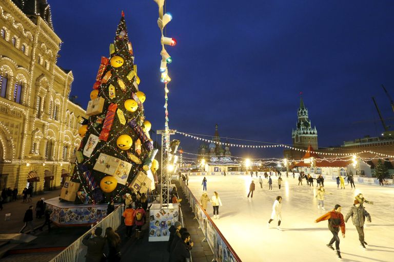Люди катаются возле елки на Красной площади в Москве Люди катаются возле елки на Красной площади в Москве