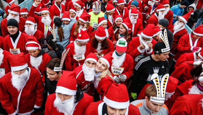 Участники благотворительного забега Дедов Морозов Happy Run перед стартом. Архивное фото Участники благотворительного забега Дедов Морозов Happy Run перед стартом. Архивное фото