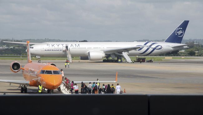 Самолет Boeing 777 авиакомпании Air France в аэропорту Кении Самолет Boeing 777 авиакомпании Air France в аэропорту Кении