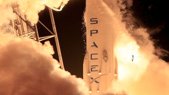 Старт американской ракеты Falcon 9 на космодроме на мысе Канаверал Старт американской ракеты Falcon 9 на космодроме на мысе Канаверал