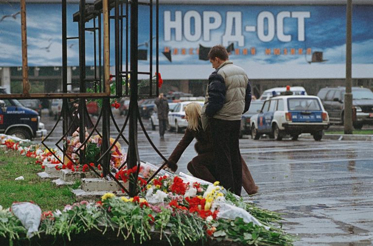 Москвичи и гости столицы приносят цветы и свечи к зданию Театрального центра на Дубровке