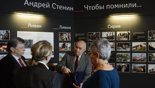 Открытие экспозиции фотографий А.Стенина. Архивное фото