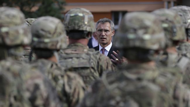 Генсек НАТО Йенс Столтенберг во время встречи с американскими военными в Праге, Чехия Генсек НАТО Йенс Столтенберг во время встречи с американскими военными в Праге, Чехия