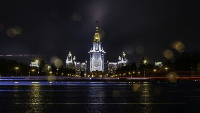 Главное здание Московского государственного университета (МГУ) на Воробьевых горах в Москве. Архивное фото Главное здание Московского государственного университета (МГУ) на Воробьевых горах в Москве. Архивное фото