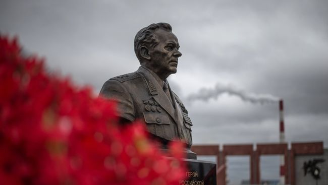 Памятник Михаилу Калашникову в Мытищах. Архивное фото Памятник Михаилу Калашникову в Мытищах. Архивное фото