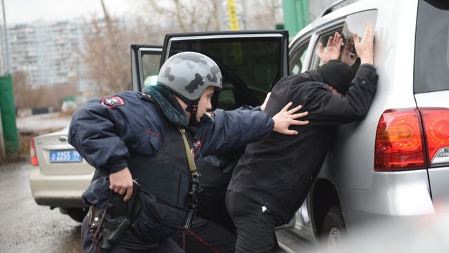 Сотрудники межрайонного отдела вневедомственной охраны во время учений по задержанию угонщика автомобиля. Архивное фото Сотрудники межрайонного отдела вневедомственной охраны во время учений по задержанию угонщика автомобиля. Архивное фото
