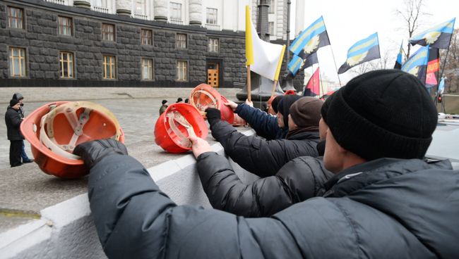 Украинские шахтеры на митинге у здания Верховной Рады Украины. Архивное фото Украинские шахтеры на митинге у здания Верховной Рады Украины. Архивное фото