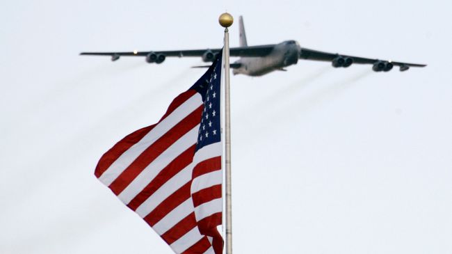Американский стратегический бомбардировщик B-52. Архивное фото Американский стратегический бомбардировщик B-52. Архивное фото