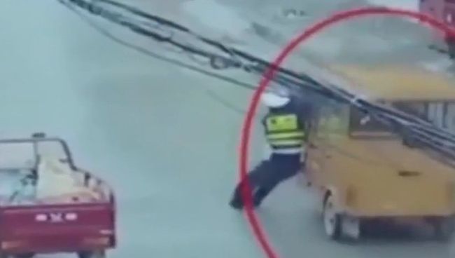 Трудовые будни китайского полицейского