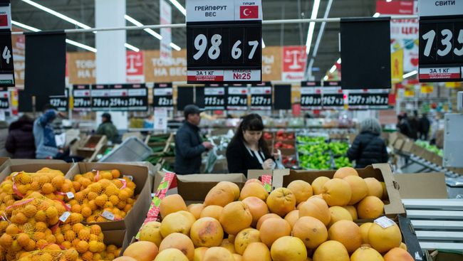Жители Омска покупают продукты. Архивное фото
