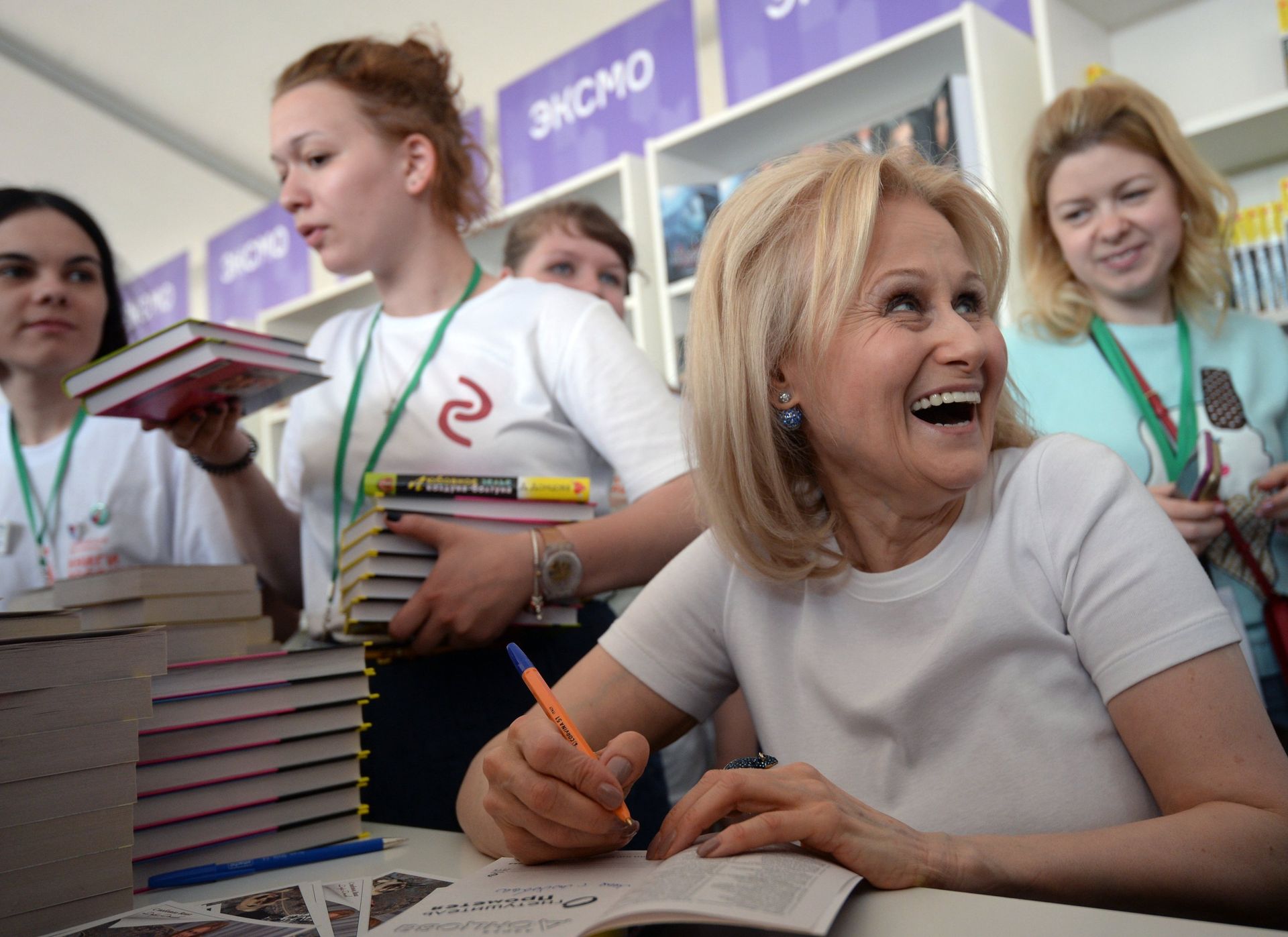 Писательница Дарья Донцова раздает автографы на Московском фестивале Книги России Писательница Дарья Донцова раздает автографы на Московском фестивале Книги России - РИА Новости, 1920, 06.06.2022