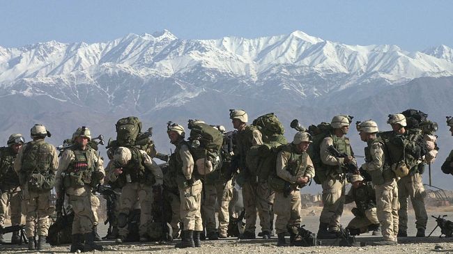 Солдаты армии США на военно-воздушной базе в Афганистане Солдаты армии США на военно-воздушной базе в Афганистане