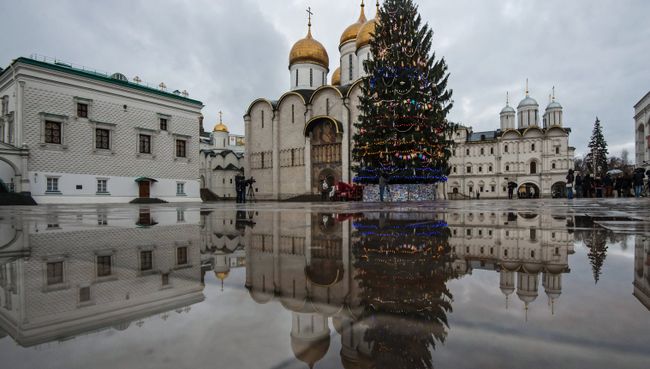 Украшение Новогодней елки на Соборной площади Кремля Украшение Новогодней елки на Соборной площади Кремля