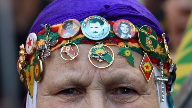 Участница акции протеста против операции Турции против боевиков Рабочей партии Курдистана (РПК)