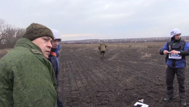 Наблюдатели ОБСЕ пригибались под пулями во время обстрела под Донецком Наблюдатели ОБСЕ пригибались под пулями во время обстрела под Донецком