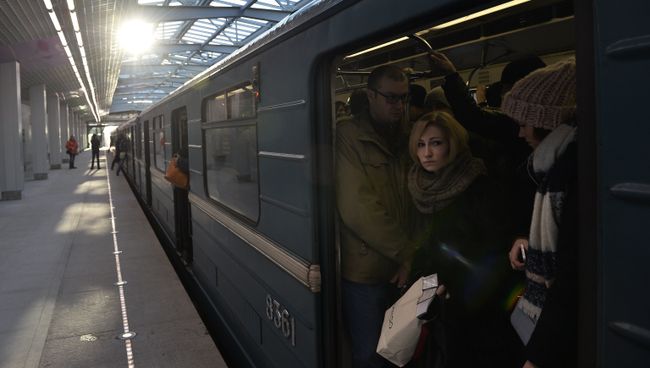 Пассажиры во время посадки в поезд открытой 28 декабря новой станции Московского метрополитена Технопарк Пассажиры во время посадки в поезд открытой 28 декабря новой станции Московского метрополитена Технопарк