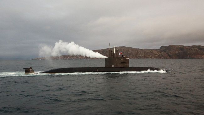 Подлодка проект 677 Лада в Баренцевом море. Архивное фото