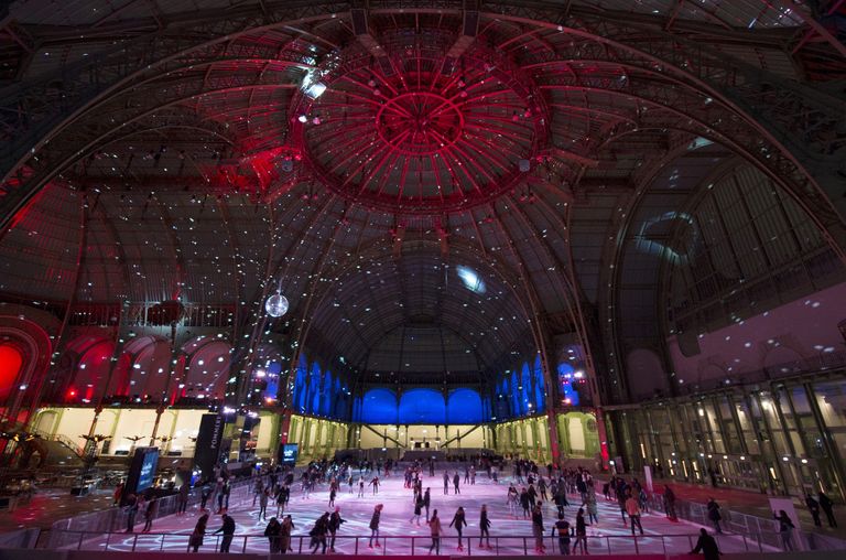 Каток под стеклянной крышей Grand Palais в Париже Каток под стеклянной крышей Grand Palais в Париже
