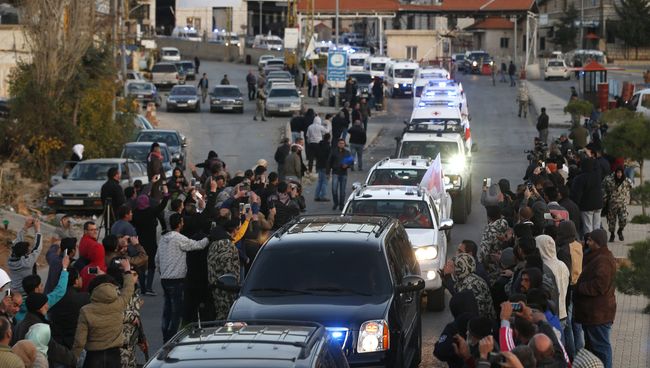 Автоколонна с ранеными боевиками из сирийского города Забадани пересекает ливанскую границу на КПП Маснаа Автоколонна с ранеными боевиками из сирийского города Забадани пересекает ливанскую границу на КПП Маснаа