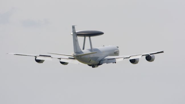 Самолет Boeing E-3 Sentry AWACS Самолет Boeing E-3 Sentry AWACS