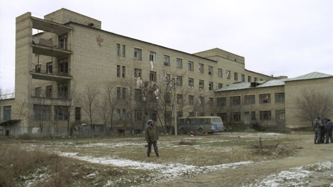 Больница в Кизляре после ухода боевиков С. Радуева с заложниками