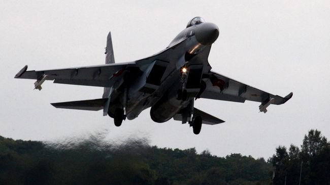 Истребитель Су-35С во время взлета