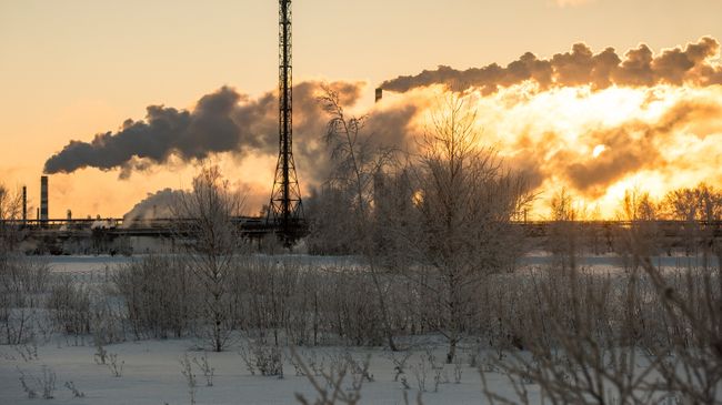 Нефтеперерабатывающий завод. Архивное фото