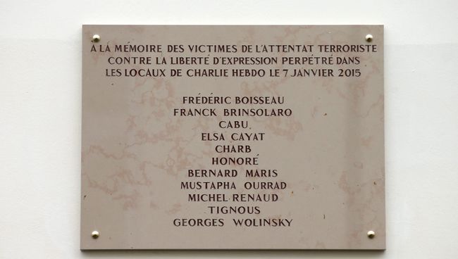 Мемориальная табличка в память о жертвах теракта в редакции Charlie Hebdo. Архивное фото
