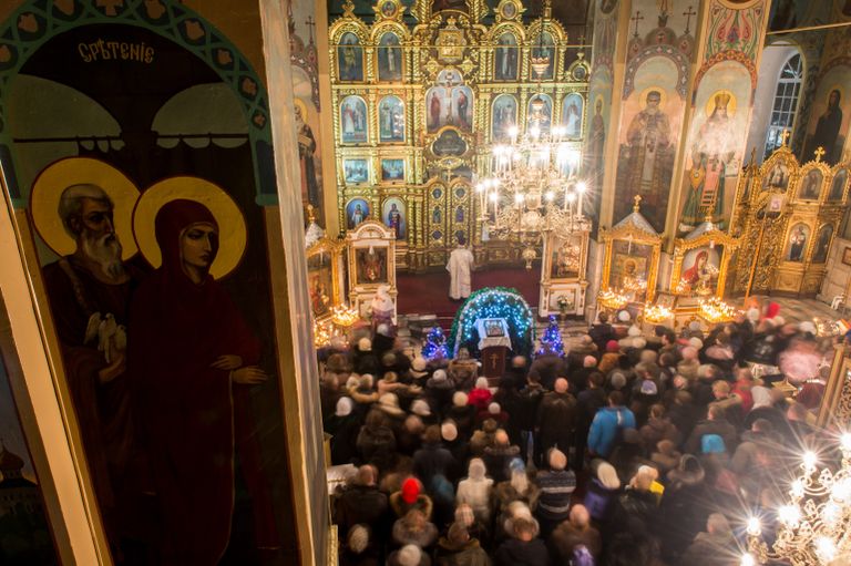 Верующие в соборе Воздвижения Креста Господня в Омске Верующие в соборе Воздвижения Креста Господня в Омске