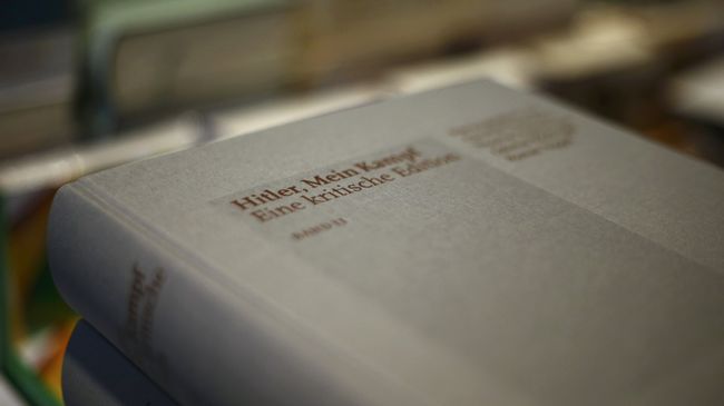 Переизданная книга Гитлера Mein Kampf, 8 января 2016 Переизданная книга Гитлера Mein Kampf, 8 января 2016