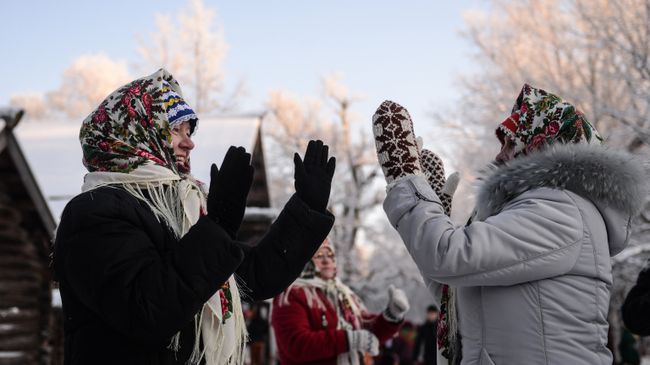Женщины на зимнем празднике Святок в музее народного деревянного зодчества Витославлицы 
