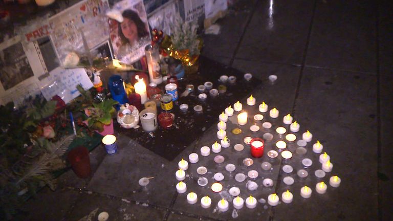 Парижане выложили сердце из свечей в память о жертвах терактов 2015 года Парижане выложили сердце из свечей в память о жертвах терактов 2015 года
