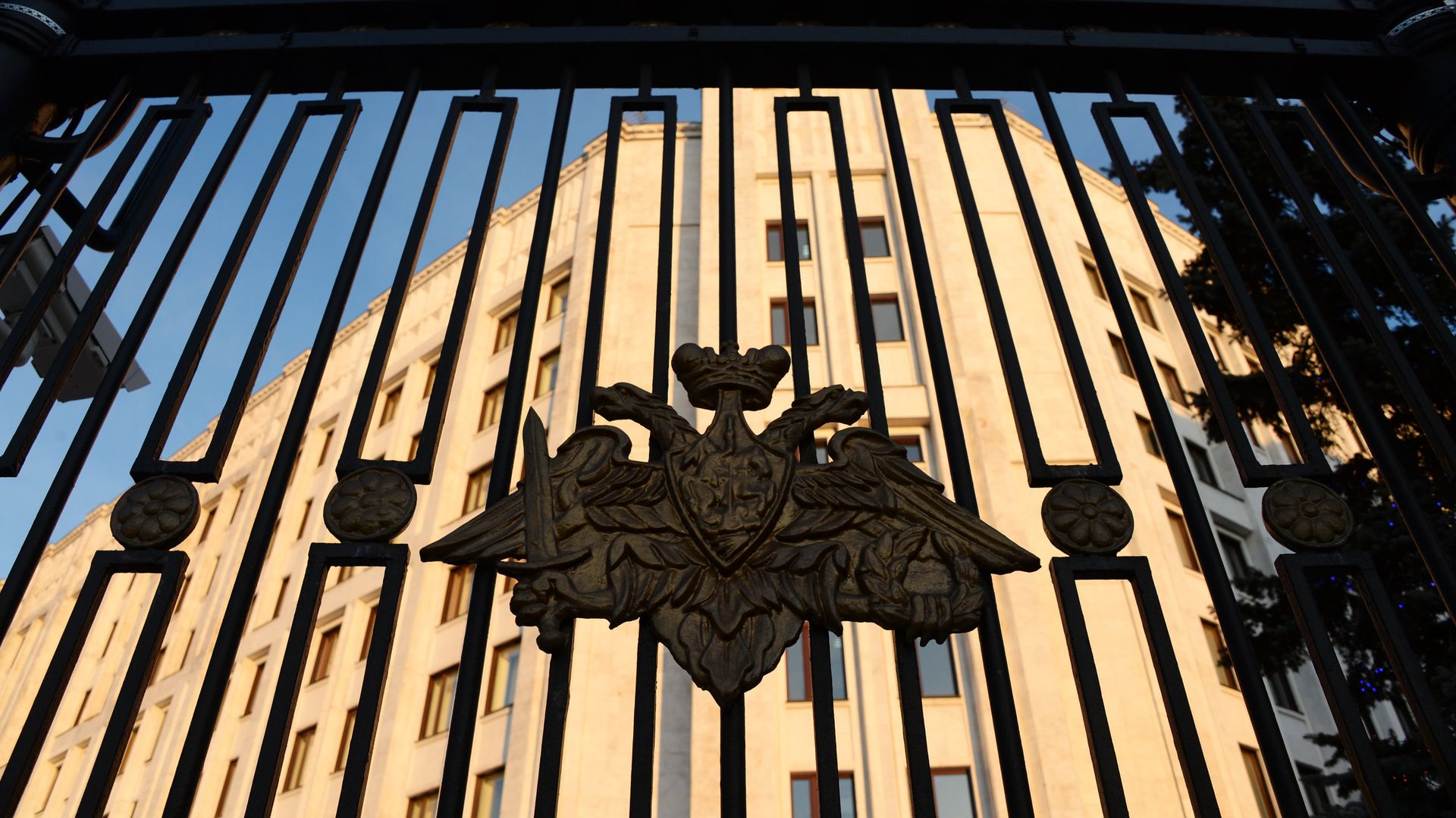 Герб на ограде здания министерства обороны России Герб на ограде здания министерства обороны России - РИА Новости, 1920, 22.09.2022