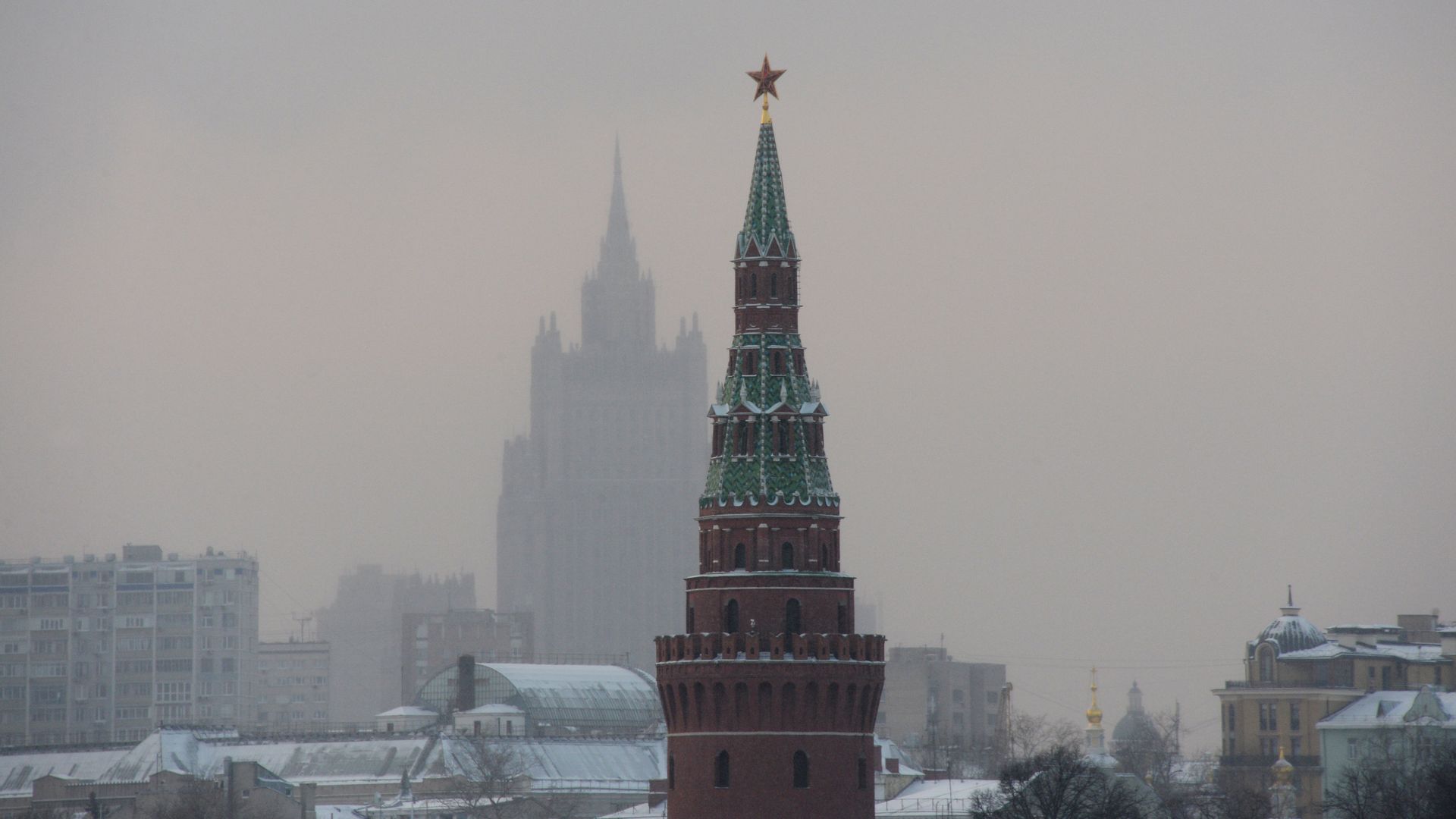Водовзводная башня Московского Кремля и высотное здание МИД России - РИА Новости, 1920, 26.01.2022